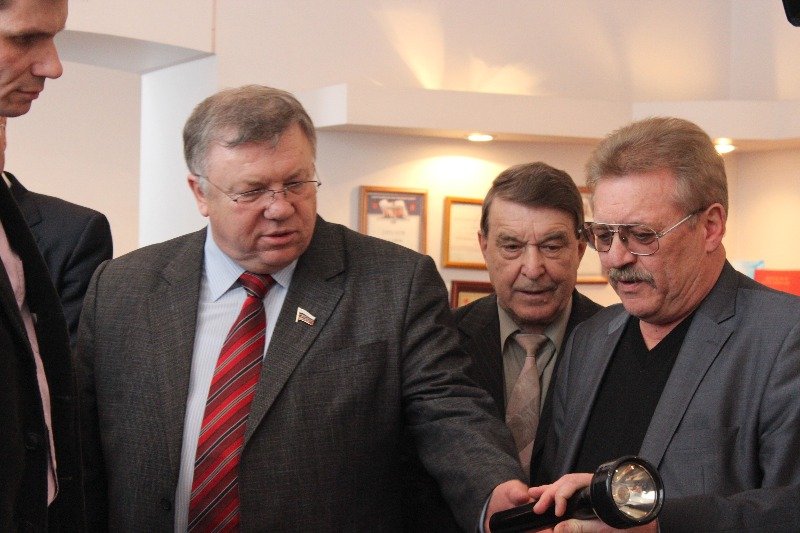 Новосибирский НИИЭП показал депутатам Госдумы фонарик